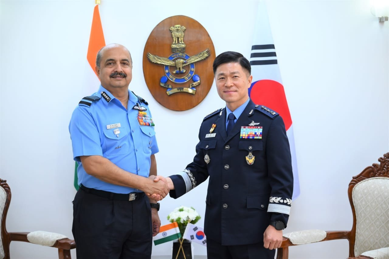 Chief of Staff of the Korean Air Force, General Lee Youngsu, met Chief of Air Staff Air Chief Marshal #VRChaudhari in #NewDelhi. Issues of mutual interest were discussed during the meeting. @IAF_MCC