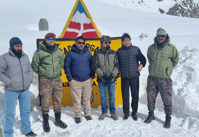 HCEC @drajaffer inspected the work of snow clearance on Zojila pass and found that significant progress has been achieved in road clearance. The dedicated BRO team, including Vijayak, is working tirelessly. It is expected to have the pass connected in two days,