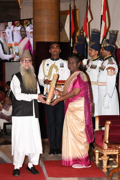 President Droupadi Murmu presents Padma Shri in the field of Art to Shri Ghulam Nabi Dar