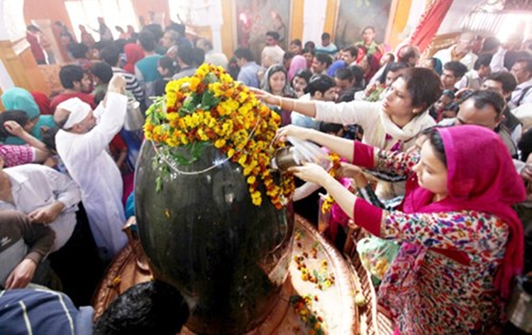 Devotees Throng Temples To Offer Prayers On ‘Sawan Shivratri’