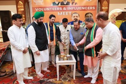 "जम्मू में सोशल मीडिया वॉलंटियर्स और इंफ्लुएंसर्स की बैठक: J&K बीजेपी कार्यकारी अध्यक्ष सत शर्मा और केंद्रीय मंत्री डॉ. जितेंद्र सिंह का संबोधन"