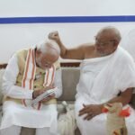 Maharashtra: PM Modi Meets Jain Saint Jainacharya Ratnasundersurishwarji Maharaj In Dhule