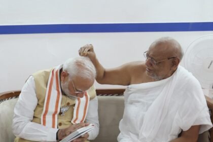 Maharashtra: PM Modi Meets Jain Saint Jainacharya Ratnasundersurishwarji Maharaj In Dhule