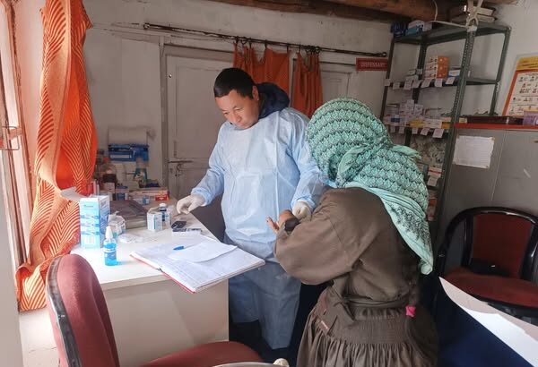 𝐏𝐫𝐞𝐬𝐬 𝐑𝐞𝐥𝐞𝐚𝐬𝐞 Block Medical Officer, Khaltse Organizes Medical Mobile Unit Camp at Hanupata Village.