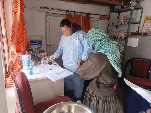 𝐏𝐫𝐞𝐬𝐬 𝐑𝐞𝐥𝐞𝐚𝐬𝐞 Block Medical Officer, Khaltse Organizes Medical Mobile Unit Camp at Hanupata Village.