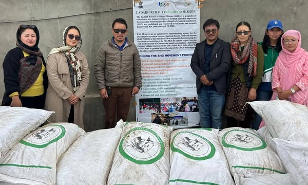 Honorable Executive Counsillor Shri Tashi Namgial Yakzee and Honourable Counsillor Chushul Constituency Shri Konchok Stanzin formally inaugurated Changlud Farm yard manure
