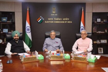 Photo Release Chief Election Commissioner Shri Gyanesh Kumar and Election Commissioners Dr. Sukhbir Singh Sandhu & Dr. Vivek Joshi had an interaction with Communist Party of India (marxistį led by its General Secretary, Shri M. A. Baby at Nirvachan Sadan today.