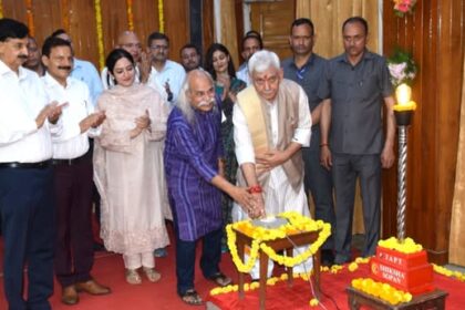 lagged-off 'Physics Bharat Yatra' from Udhampur. This excellent initiative is being spearheaded by IAPT & NANI under the leadership of eminent physicist Dr HC Verma to foster experimental science learning & igniting curiosity, creativity & scientific temper among students.