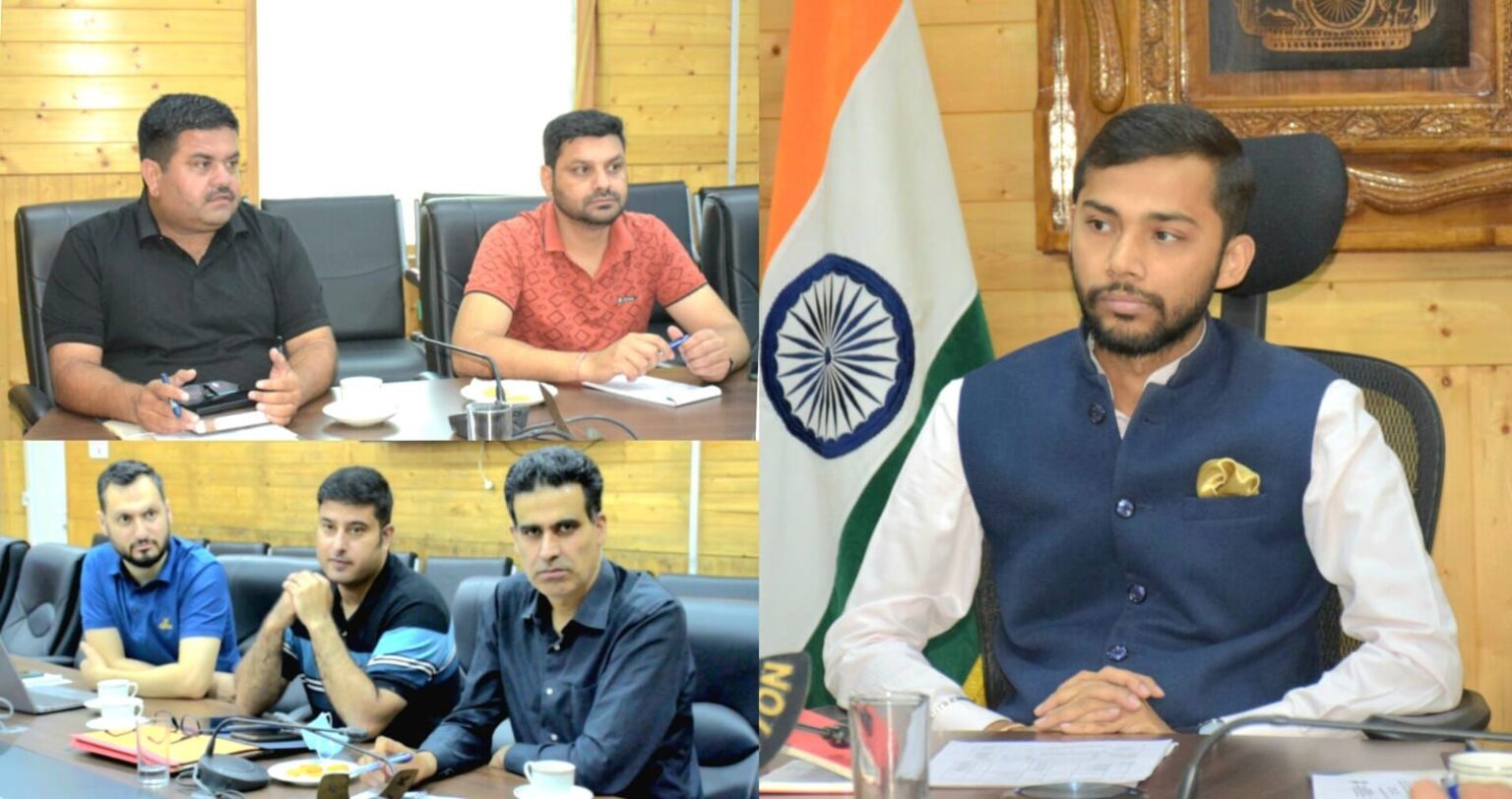 Director Information J&K, Nitish Rajora chaired a review meeting at DIPR Srinagar on Shri Amarnath Ji Yatra arrangements. He stressed seamless coordination, timely installation of PAS, hoardings & effective publicity to ensure smooth Yatra experience for pilgrims. #SANJY2025