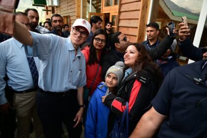 CM Omar Abdullah met with tourists in Gulmarg and expressed pleasure at their encouraging feedback.