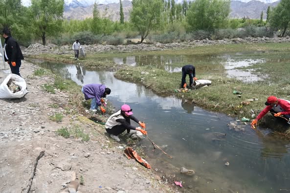 Leh, June 4, 2025: As part of the pre-campaign activities for World Environment Day 2025, the State Medicinal Plant Board (SMPB), Union Territory of Ladakh organized a full-day cleanliness drive on June 4, 2025.