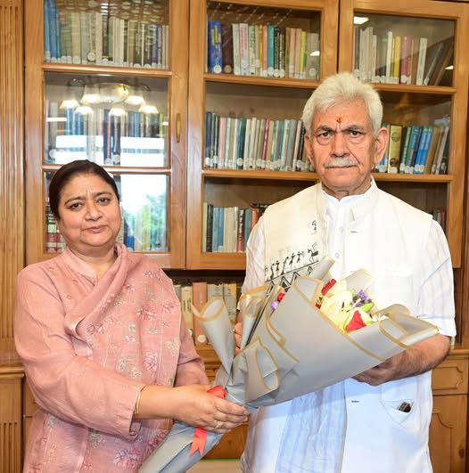 Prof. Nilofer Khan, Vice Chancellor, University of Kashmir called on Lieutenant Governor Shri Manoj Sinha, today.