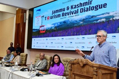  Omar Abdullah Urges Unified Push to Revive J&K as Top Tourist Destination