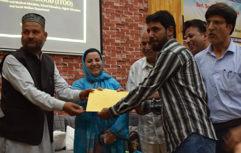 Minister Sakeena Itoo felicitated NEET achievers & meritorious 10th, 12th students at GDC Pulwama, applauding their excellence amid challenges.