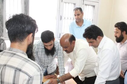 Dy CM Surinder Choudhary conducts surprise inspection at CE R&B and PMGSY offices in Srinagar; reviews attendance, stresses punctuality, discipline & timely project execution. Emphasizes transparency, public service & speedy disposal of pending bills. #JammuAndKashmir #Governance