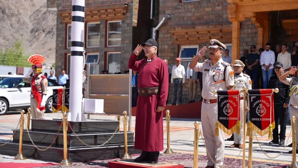 Shri Kavinder Gupta was presented a guard of honour by the Ladakh Police after taking oath as the new LG of UT Ladakh.