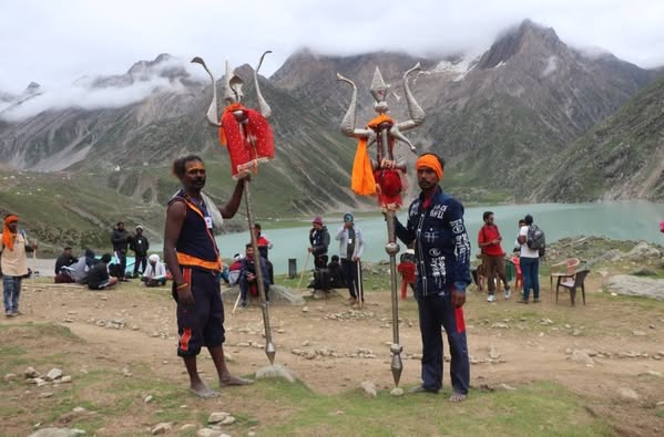 Mesmerizing mountain views along the sacred track of the #ShriAmarnathJiYatra leave devotees in awe. A divine journey through nature’s splendour and spiritual grace.