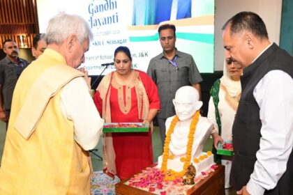 Paid tributes to Pujya Mahatma Gandhi on his Janm-Jayanti.