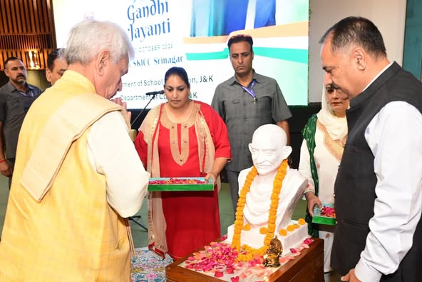 Paid tributes to Pujya Mahatma Gandhi on his Janm-Jayanti.