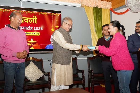 LG Kavinder Gupta celebrates Diwali with Officers, Staff at LG Secretariat Leh Asks people of Ladakh to stay united & contribute positively to region’s growth journey Leh, October 19: The Hon’ble Lieutenant Governor of Ladakh, Shri Kavinder Gupta, celebrated Diwali with officers and staff of the Lieutenant Governor’s Secretariat here today. Extending warm greetings on the auspicious occasion, the Lt Governor said that Diwali, the festival of lights, embodies the universal message of hope, harmony, and the victory of good over evil. He highlighted that the festival reflects the spirit of India’s unity in diversity, inspiring mutual respect, compassion, and togetherness among all communities. Reaffirming the Administration’s unwavering commitment to the holistic development of Ladakh, the Hon’ble Lieutenant Governor said that continuous efforts are being made to transform the Union Territory into one of the most progressive regions in the country. He emphasised that the Administration’s vision is centred on inclusive growth, ensuring that every section of society benefits equally from the ongoing development initiatives. Calling for collective responsibility and active participation of all stakeholders, the Lt Governor asked the people of Ladakh to stay united and contribute positively to the region’s growth journey. “Together, we can take Ladakh to new heights of development and make it a model of progress, peace, and prosperity,” he said, extending his best wishes to the people for a brighter and more prosperous future. On the occasion, the Lt Governor also shared sweets with the officers and staff and wished everyone a bright and prosperous year ahead filled with peace, happiness, and collective progress. Earlier, the welcome address and vote of thanks were presented by Sachin Bali, Under Secretary to LG.