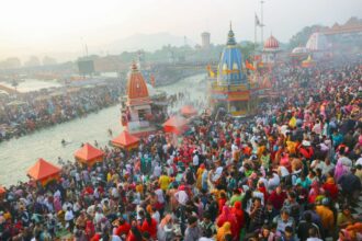 Devotees Take Holy Dip In Rivers On Kartik Purnima; Varanasi Ghats Ready For Dev Deepawali