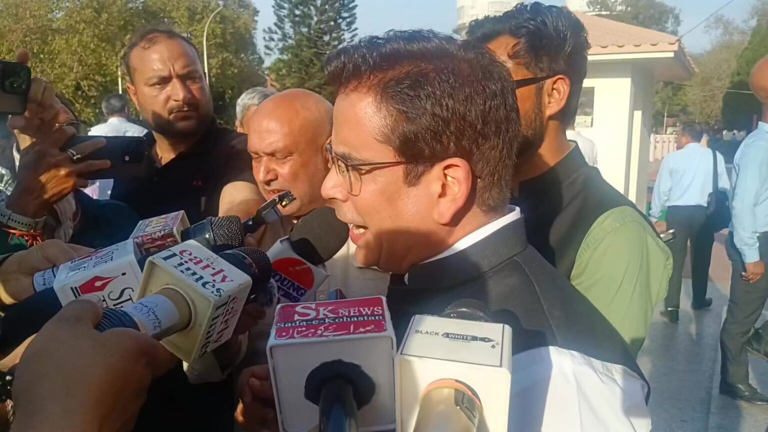 BJP Aur PDP Mile Huve Hai Isliye Wo Land Rights Bill K Khilaaf Ek He Bat Kar Rahe Hai MLA Tanveer Sadiq