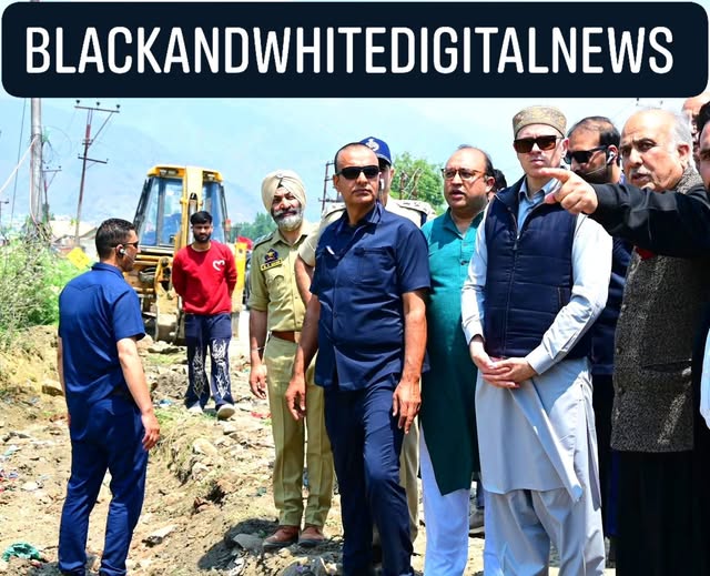 Omar Abdullah visited the flood breach site at Shalina near Lasjan,