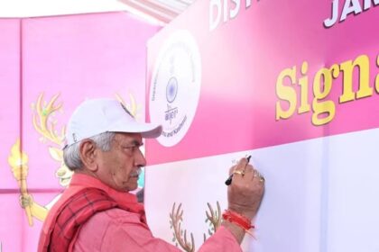 Manoj Sinha today participated in Padyatra in Budgam. Appealed to every family, social organization, spiritual & political leaders in Budgam to intensify this campaign across the district & assured them that every arm of administration & its full strength is committed to eradicating drugs.