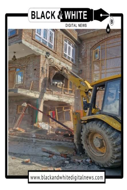 Srinagar Police Demolish ₹2 Crore Illegal Property of Notorious Drug Peddler, Recover Encroached State Land