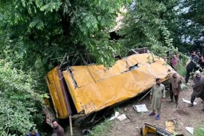 #Breaking | School bus met with an accident in Neegu Brenwar area of Budgam district on Friday. Casualties are feared as authorities rush to the spot and rescue operations are underway.