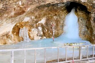 LG Manoj Sinha performs the 'Pratham Puja' at the Amarnath Holy Cave