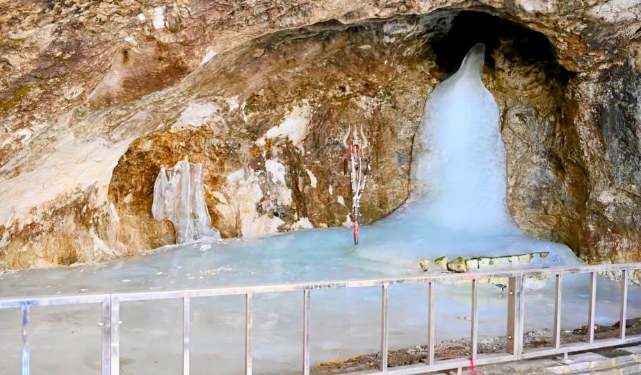 LG Manoj Sinha performs the 'Pratham Puja' at the Amarnath Holy Cave
