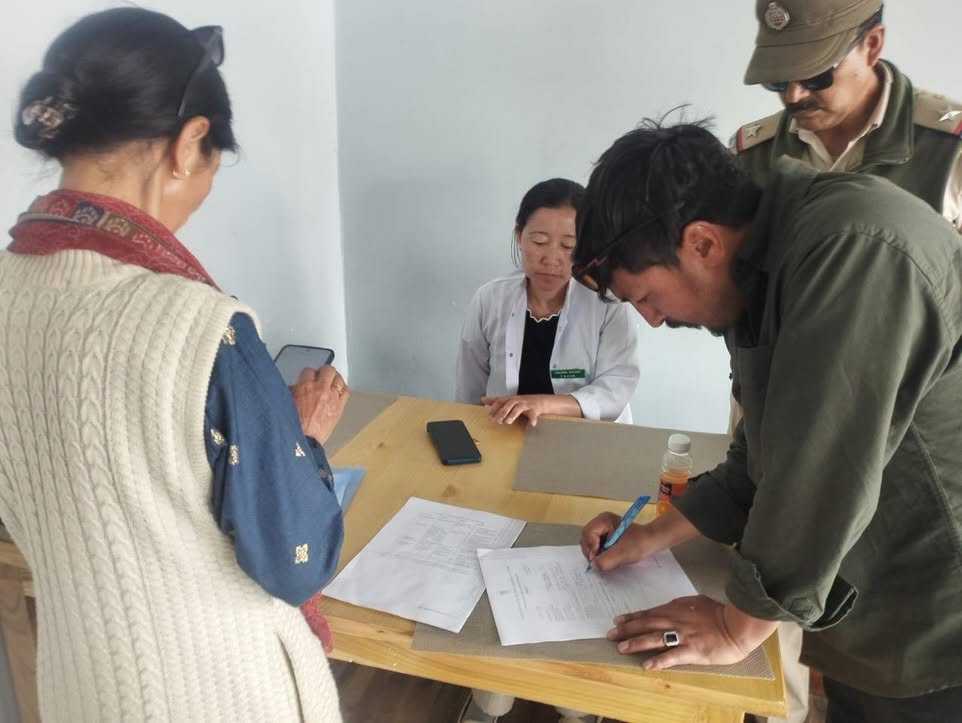 Naib Tehsildar Nyoma Conducts Enforcement Drive Against Banned Single-Use Plastics; Fine Collected from Violators