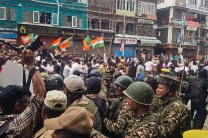 Police stop BJP workers from moving towards civil Secretariat in Srinagar