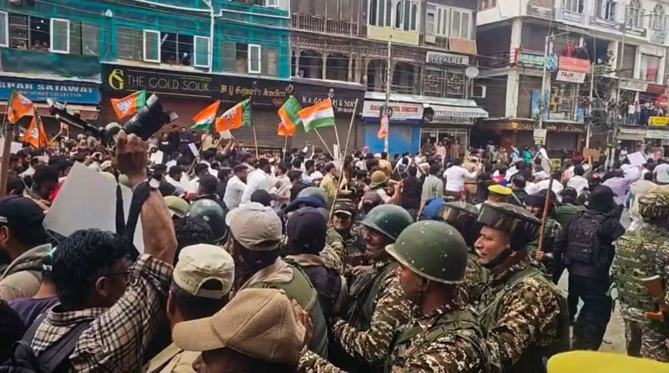 Police stop BJP workers from moving towards civil Secretariat in Srinagar