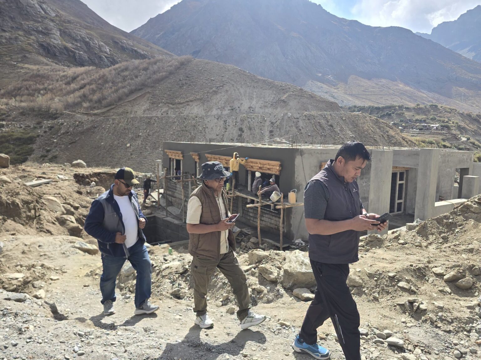 On the second day of his field visit, Dr. Iftikhar Hussain, Director, Sheep Husbandry Department, UT Ladakh, accompanied by Dr. Tundup Namgyal, DSHO Leh, visited the Para Veterinary Centre at Skargyam, Highland Pasture at Rangdum, Para Veterinary Centre at Tangole, and Kumbathang Farm.
