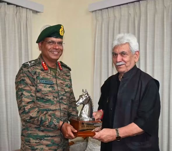 Jammu | Lieutenant General P K Mishra, General Officer Commanding (GOC)16 Corps called on Hon'ble Lieutenant Governor Manoj Sinha.