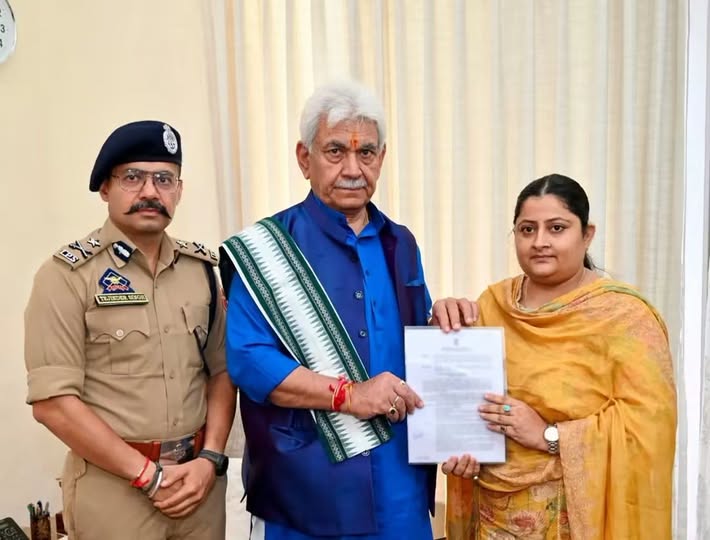 Hon'ble Lieutenant Governor Manoj Sinha hands over an appointment letter on compassionate grounds to Dr. Vaishali Misra, wife of late J&K Police Sub-Inspector Sachin Verma.